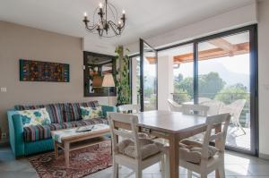 Un comedor con una mesa y un sofá. en Le Comptoir de Sebastien - La Plage et Le Port - 2 duplex - 100m de la plage de Talloires, en Talloires 45 fotos más