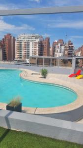 a large swimming pool on the roof of a building at MONOAMBIENTE VILAUT Temporario in Córdoba