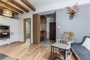 タトランスカ・ロムニツァにあるZlatý Apartmán, Granit 106のソファと椅子のあるリビングルーム