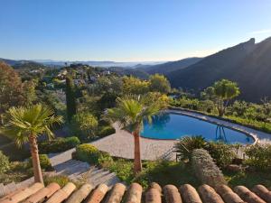 basen w ogrodzie z palmami i górami w obiekcie VILLA L'ESTEREL AVEC PISCINE VUE MER 6 Pers w Fréjus