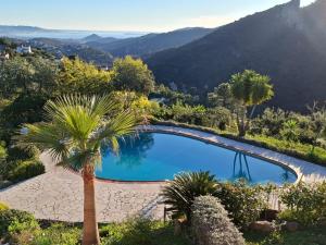 Bazén v ubytovaní VILLA L'ESTEREL AVEC PISCINE VUE MER -MANDELIEU 06210- 6 Pers alebo v jeho blízkosti