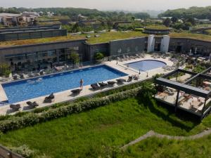 een luchtfoto van een hotel met zwembad bij Una, Lodge 70 in St Ives