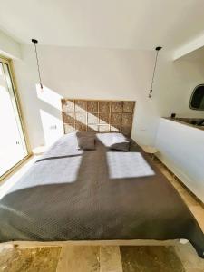 Posteľ alebo postele v izbe v ubytovaní VILLA L'ESTEREL AVEC PISCINE VUE MER -MANDELIEU 06210- 6 Pers