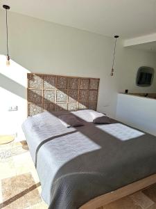Posteľ alebo postele v izbe v ubytovaní VILLA L'ESTEREL AVEC PISCINE VUE MER -MANDELIEU 06210- 6 Pers