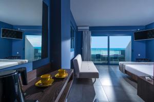 Cette chambre comprend 2 lits et une table avec des plats jaunes. dans l'établissement Compass beach, à Stalida