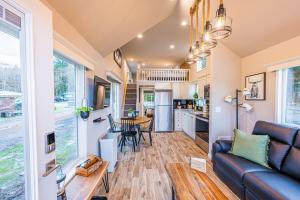 Kuchyň nebo kuchyňský kout v ubytování Rainforest Tiny Home Retreat 29