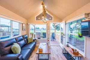 Posezení v ubytování Rainforest Tiny Home Retreat 29