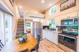 Kuchyň nebo kuchyňský kout v ubytování Rainforest Tiny Home Retreat 29 + 25 fotografií