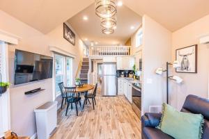 Kuchyň nebo kuchyňský kout v ubytování Rainforest Tiny Home Retreat 29