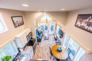 Posezení v ubytování Rainforest Tiny Home Retreat 29