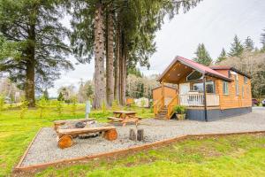 Κήπος έξω από το Rainforest Tiny Home Retreat Industrial 26