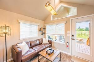 Χώρος καθιστικού στο Rainforest Tiny Home Retreat Industrial 26