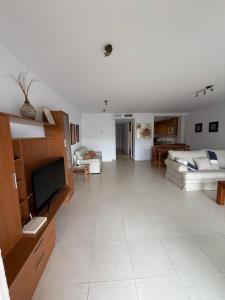 Televízia a/alebo spoločenská miestnosť v ubytovaní Sea Flower Miraflores Golf and Beach Parking included