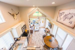 Η κουζίνα ή μικρή κουζίνα στο Rainforest Tiny Home Retreat Industrial 26