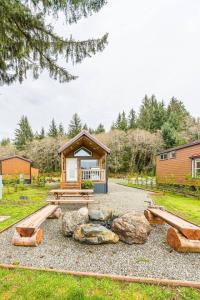 Φωτογραφία από το άλμπουμ του Rainforest Tiny Home Retreat Industrial 26 σε Forks