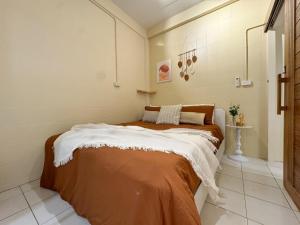 a bedroom with a bed in a room at 3 Bedroom NORDIC HOME Full Kitchen 8 MINS to MRT & JODD Fair & near RCA in Bangkok