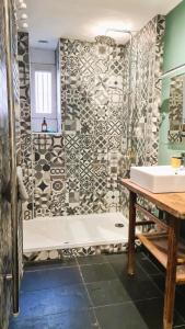 un baño con bañera y lavabo en L'Haussmannien - Hyper centre - Bords de l'Erdre, en Nantes 31 fotos más