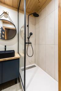 um banheiro com chuveiro e pia em Joli Appartement familial Centre du village em Megève mais 46 fotografias
