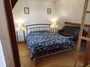 sypialnia z łóżkiem i kanapą w obiekcie La Ferme de Frévan w mieście Sarceaux