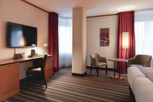 Televiisor ja/või meelelahutuskeskus majutusasutuses Leonardo Hotel Weimar +37 fotot