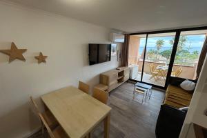 ein kleines Wohnzimmer mit einem Tisch und einem Esszimmer in der Unterkunft L'Anse de Pramousquier T2 Vue Mer ! Bord de plage in Le Lavandou