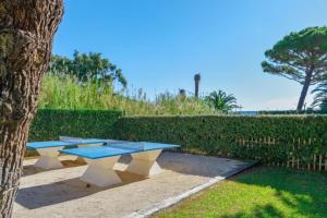 Ein Garten an der Unterkunft L'Anse de Pramousquier T2 Vue Mer ! Bord de plage