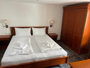 Postel nebo postele na pokoji v ubytování Tieflehner Hof Pitztalhaus Hotel