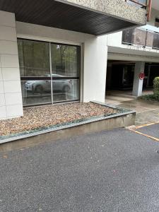 ein Auto im Fenster eines Gebäudes reflektiert wird in der Unterkunft ici ville d'histoire in Nevers