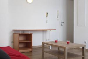 ラ・ロシェルにあるAppt 2 pièces LA ROCHELLE - LR030-C123のリビングルーム(テーブル、グラス2枚付) +3枚の写真