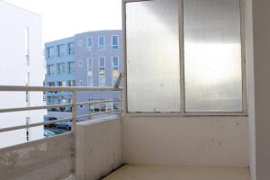 ラ・ロシェルにあるAppt 2 pièces LA ROCHELLE - LR030-C123の建物内の空のバルコニー(窓2つ付)