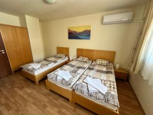 two twin beds in a room with at Top Lodge twobedroom apartment in Bansko