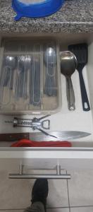 un tiroir rempli d'ustensiles de cuisine dans une cuisine dans l'établissement Nuevo y exclusivo departamento de 2 habitaciones, à Loja