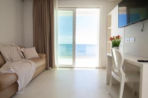 TV a/nebo společenská místnost v ubytování Scirocco Boutique Eco Hotel