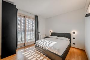 ミラノにあるGiax Tower Luxury Oasisのベッドと大きな窓のある寝室 +39枚の写真