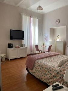 TV a/nebo společenská místnost v ubytování B&B Home XIX + 37 fotografií