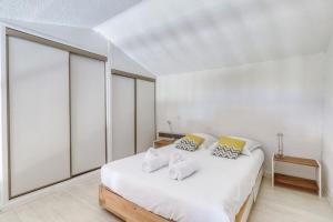 Posteľ alebo postele v izbe v ubytovaní Direct access to the beach residence with swimming pool
