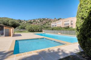 Bazén v ubytovaní Direct access to the beach residence with swimming pool alebo v jeho blízkosti