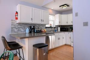 Kuchyň nebo kuchyňský kout v ubytování 5 Bedroom Cozy Retreat Lakefront + 50 fotografií