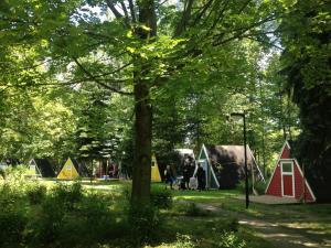un gruppo di tende in un parco alberato di Finnhütte im Ferienresort Kulkwitzer See Leipzig a Lipsia