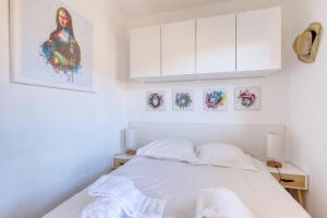 Postel nebo postele na pokoji v ubytování Lavandou - T2 in the city center - 200 m from the sea