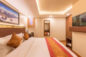 Postel nebo postele na pokoji v ubytování Hotel Infinity International Near IgI Airport