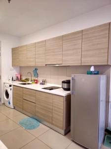 Kuchyň nebo kuchyňský kout v ubytování I-City I-Suite Two Room Best Cozy BASRI PROPERTI