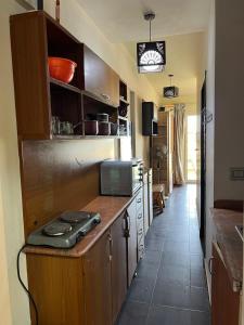 Una cocina con una encimera con un microondas encima. en Porto south beach, en Ain Sokhna