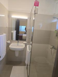 un baño con lavabo y ducha en Luxury Beachfront Apartment Your Perfect Getaway, en Uswetakeiyawa 38 fotos más