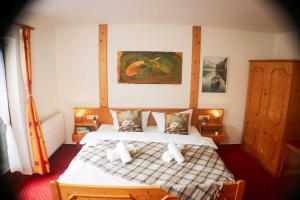 een slaapkamer met een bed en een schilderij aan de muur bij House of Happiness by apartmentglück in Schluchsee +19 foto's