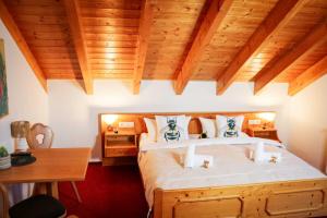 een slaapkamer met een groot bed en een houten plafond bij House of Happiness by apartmentglück in Schluchsee