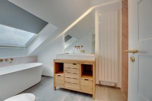 un baño con lavabo y espejo en Art House Seahouses, en Seahouses 30 fotos más