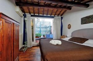 ein Schlafzimmer mit einem großen Bett und einem großen Fenster in der Unterkunft Casa Rossetti - 2 Private Terraces - 4th floor with no lift in Rom