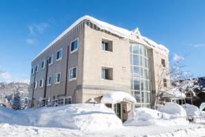 千国にあるBlue Star Hotelの雪の建物