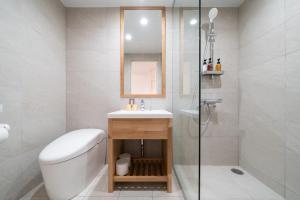千国にあるBlue Star Hotelのトイレ、洗面台、シャワー付きのバスルーム +37枚の写真